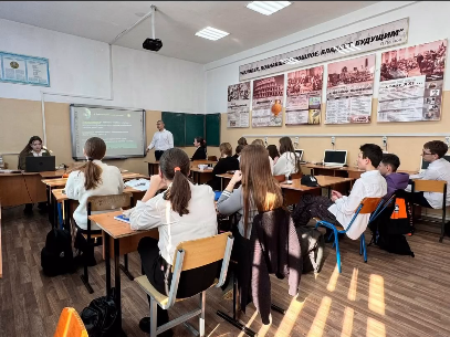 Ученик 9 «А» класса Ераносян Нарэк Министр МЧС, читал лекцию ученикам как вести себя при землетрясении